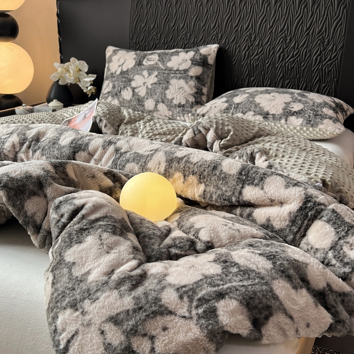 91家纺网 家纺一手货源 找家纺 米乐被业 2025新款兔毛印花豆豆被被子被芯 花漾