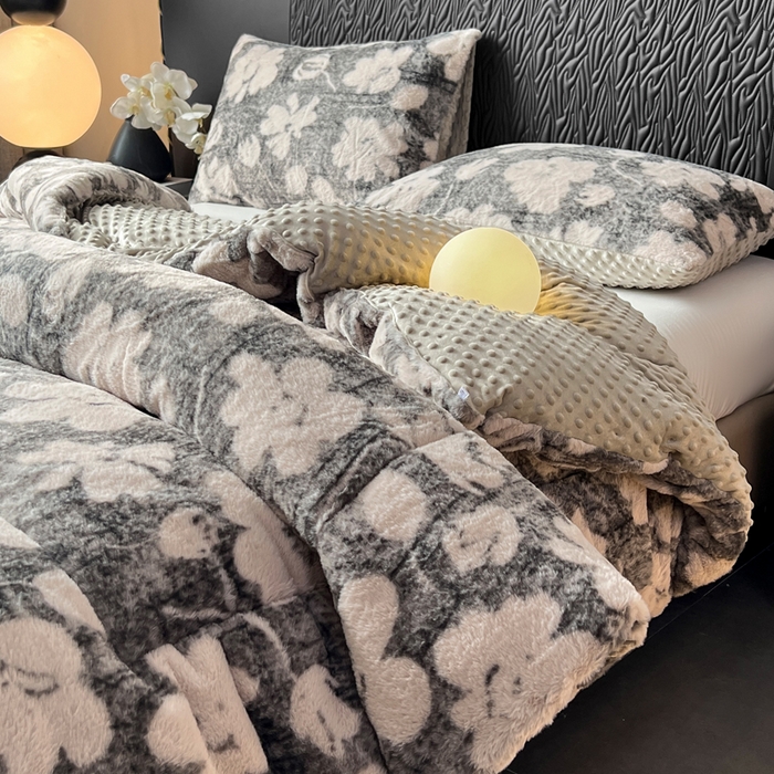 91家纺网 家纺一手货源 找家纺 米乐被业 2025新款兔毛印花豆豆被被子被芯 花漾