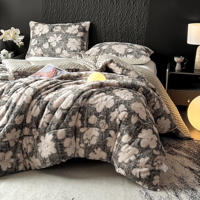 91家纺网 家纺一手货源 找家纺 米乐被业 2025新款兔毛印花豆豆被被子被芯 花漾