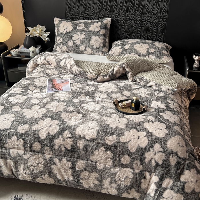 91家纺网 家纺一手货源 找家纺 米乐被业 2025新款兔毛印花豆豆被被子被芯 花漾