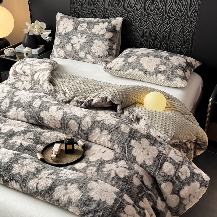 91家纺网 家纺一手货源 找家纺 米乐被业 2025新款兔毛印花豆豆被被子被芯 花漾