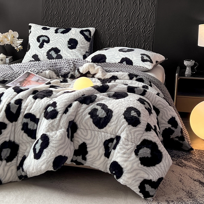 91家纺网 家纺一手货源 找家纺 米乐被业 2025新款兔毛印花豆豆被被子被芯 奶牛纹