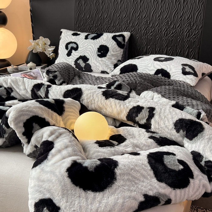 91家纺网 家纺一手货源 找家纺 米乐被业 2025新款兔毛印花豆豆被被子被芯 奶牛纹