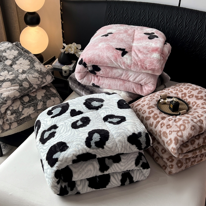 91家纺网 家纺一手货源 找家纺 米乐被业 2025新款兔毛印花豆豆被被子被芯 奶牛纹