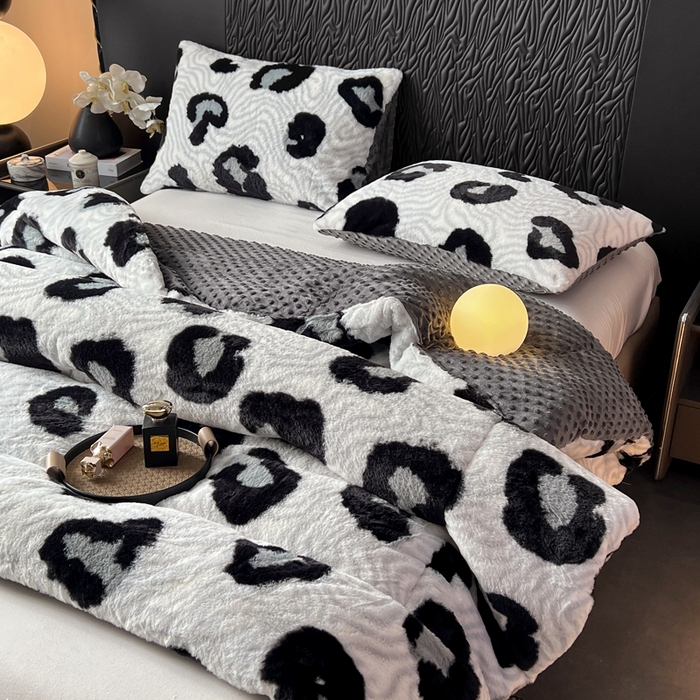 91家纺网 家纺一手货源 找家纺 米乐被业 2025新款兔毛印花豆豆被被子被芯 奶牛纹