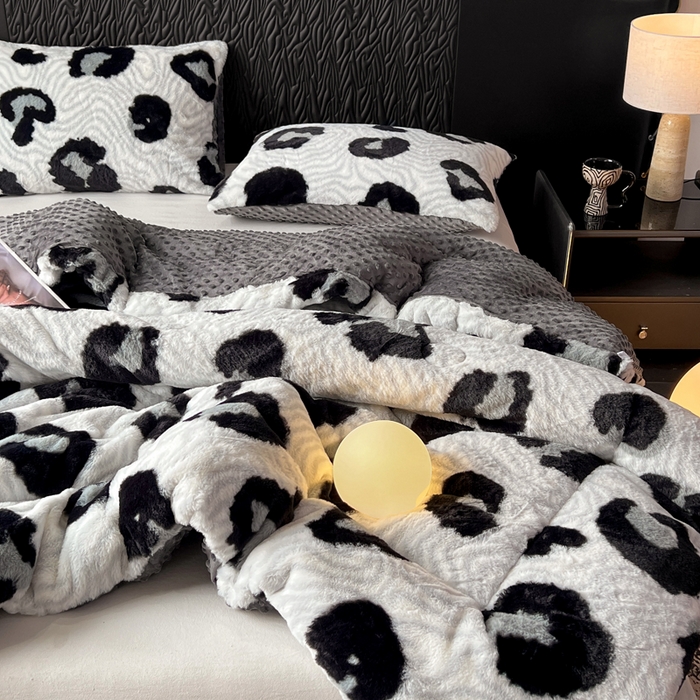 91家纺网 家纺一手货源 找家纺 米乐被业 2025新款兔毛印花豆豆被被子被芯 奶牛纹