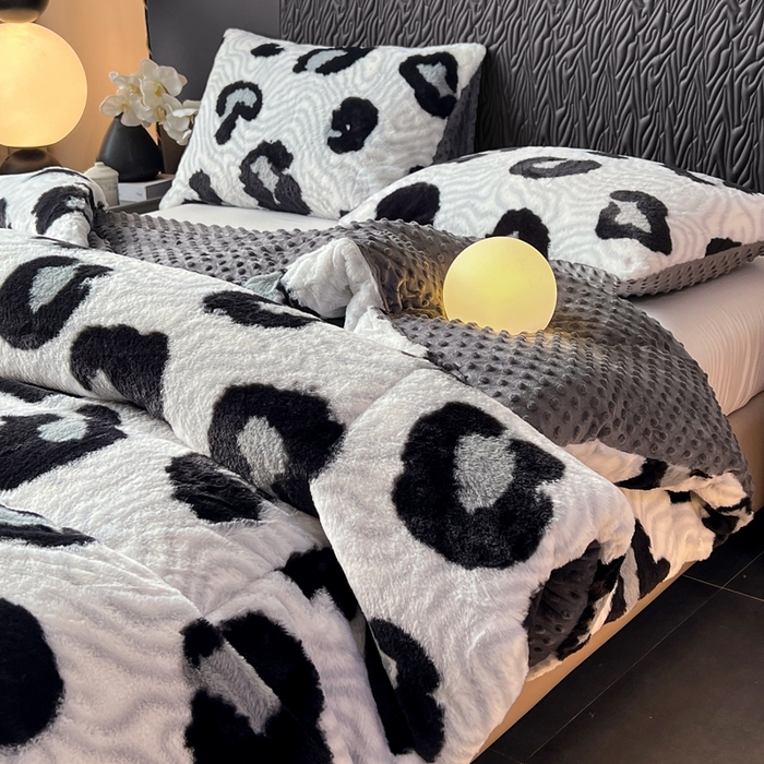 91家纺网 家纺一手货源 找家纺 米乐被业 2025新款兔毛印花豆豆被被子被芯 奶牛纹