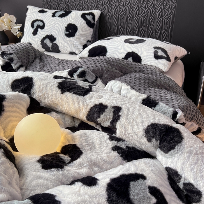 91家纺网 家纺一手货源 找家纺 米乐被业 2025新款兔毛印花豆豆被被子被芯 奶牛纹