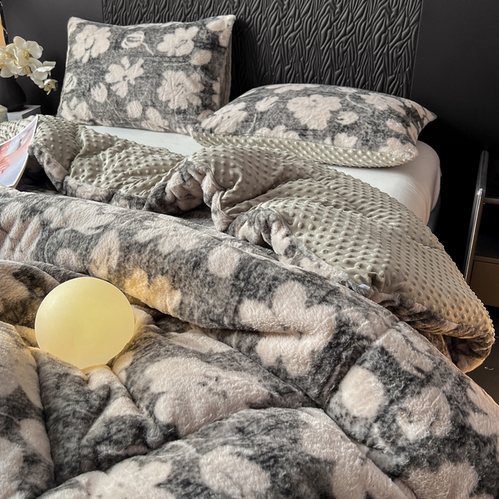 91家纺网 家纺一手货源 找家纺 米乐被业 2025新款兔毛印花豆豆被被子被芯 花漾