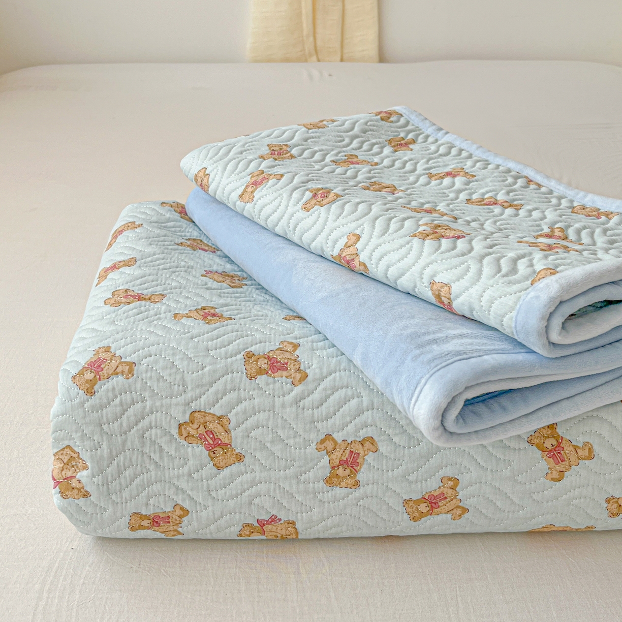 91家纺网 家纺一手货源 找家纺 慕晨 2025新品棉加绒床盖一面全棉一面牛奶绒床盖炕盖单品床盖床盖单件加厚高温酵素砂洗 许愿小熊