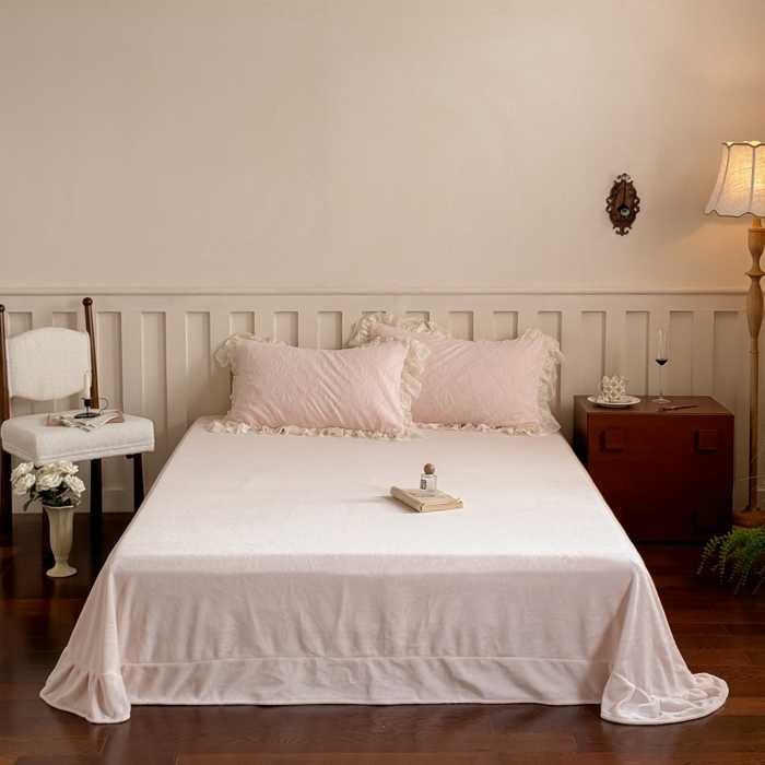 91家纺网 家纺一手货源 找家纺 （总）满座家居 2025新款爆款全消光牛奶绒雕花四件套蕾丝花边仙女款床盖四件套-云芙