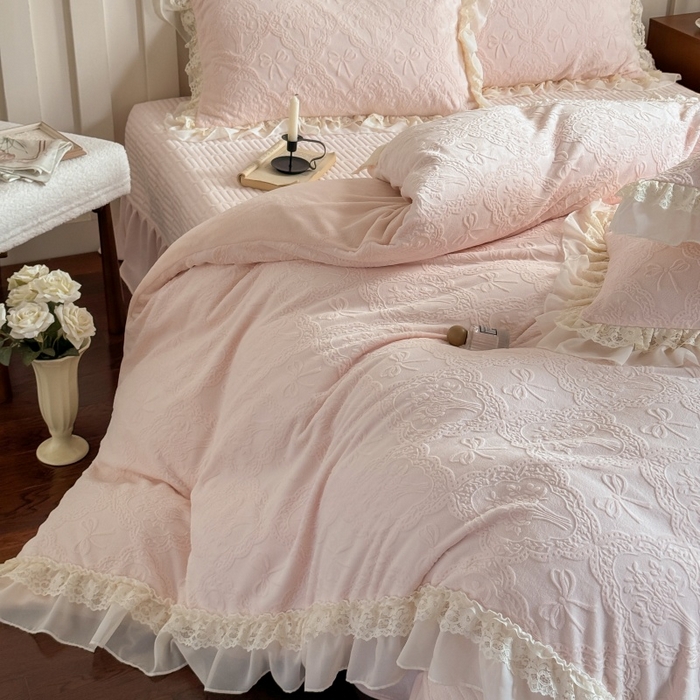 91家纺网 家纺一手货源 找家纺 （总）满座家居 2025新款爆款全消光牛奶绒雕花四件套蕾丝花边仙女款床盖四件套-云芙