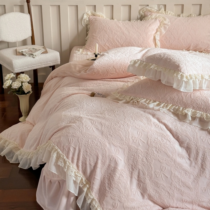 91家纺网 家纺一手货源 找家纺 （总）满座家居 2025新款爆款全消光牛奶绒雕花四件套蕾丝花边仙女款床盖四件套-云芙