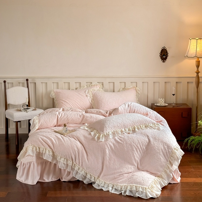 91家纺网 家纺一手货源 找家纺 （总）满座家居 2025新款爆款全消光牛奶绒雕花四件套蕾丝花边仙女款床盖四件套-云芙