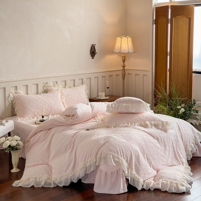 91家纺网 家纺一手货源 找家纺 （总）满座家居 2025新款爆款全消光牛奶绒雕花四件套蕾丝花边仙女款床盖四件套-云芙