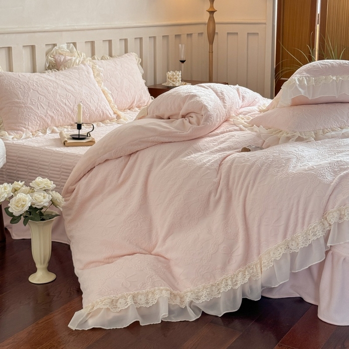 91家纺网 家纺一手货源 找家纺 （总）满座家居 2025新款爆款全消光牛奶绒雕花四件套蕾丝花边仙女款床盖四件套-云芙