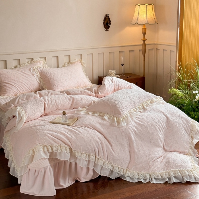 91家纺网 家纺一手货源 找家纺 （总）满座家居 2025新款爆款全消光牛奶绒雕花四件套蕾丝花边仙女款床盖四件套-云芙