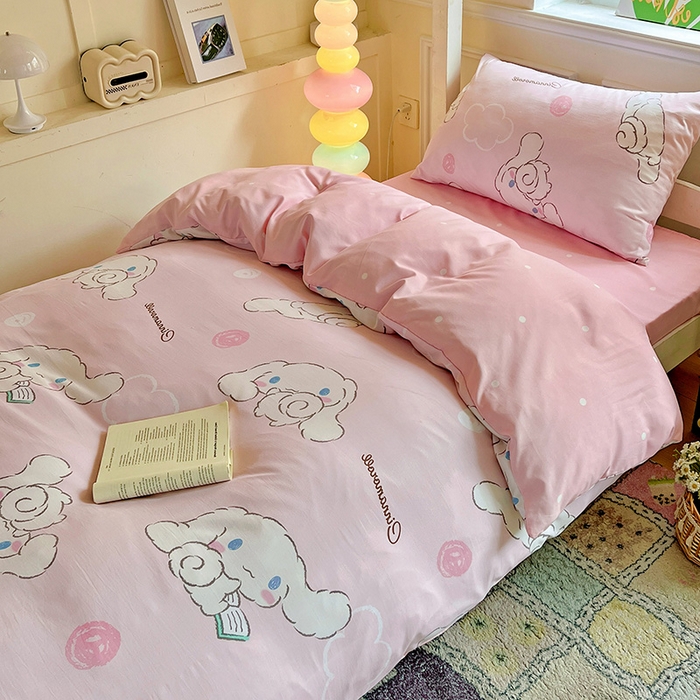 91家纺网 家纺一手货源 找家纺 港岛妹妹 2025新款云朵水洗工艺三丽鸥学生宿舍三件套上下铺三件套 三丽鸥-软萌玉桂狗粉