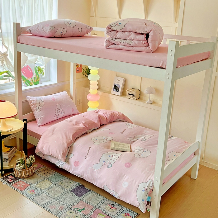 91家纺网 家纺一手货源 找家纺 港岛妹妹 2025新款云朵水洗工艺三丽鸥学生宿舍三件套上下铺三件套 三丽鸥-软萌玉桂狗粉