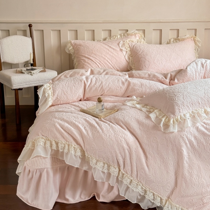 91家纺网 家纺一手货源 找家纺 满座家居 2025新款爆款全消光牛奶绒雕花四件套蕾丝花边仙女款床盖四件套-云芙云芙-楼花粉