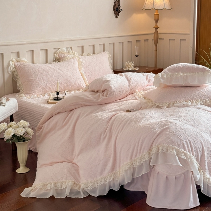 91家纺网 家纺一手货源 找家纺 满座家居 2025新款爆款全消光牛奶绒雕花四件套蕾丝花边仙女款床盖四件套-云芙云芙-楼花粉