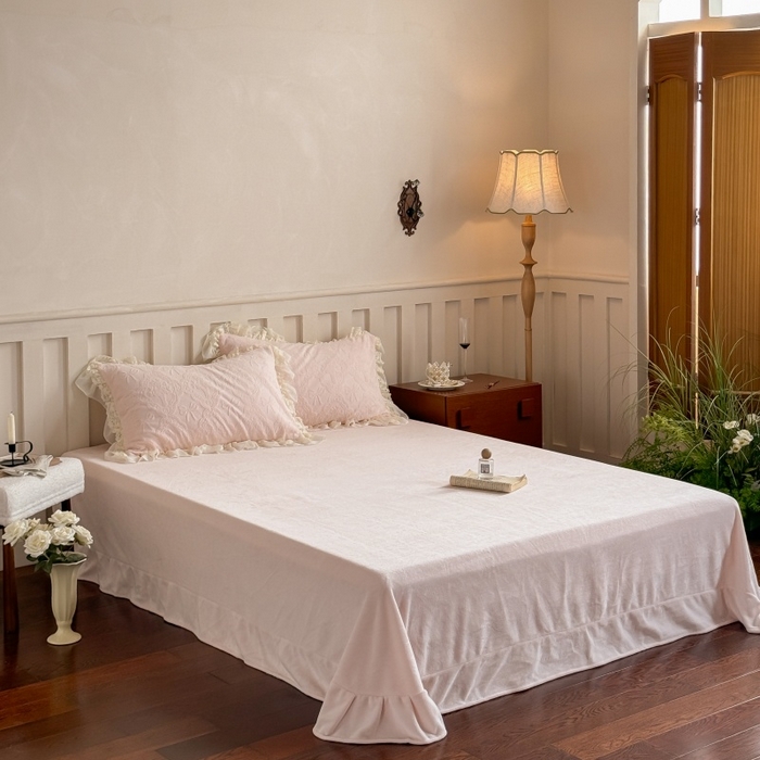 91家纺网 家纺一手货源 找家纺 满座家居 2025新款爆款全消光牛奶绒雕花四件套蕾丝花边仙女款床盖四件套-云芙云芙-楼花粉