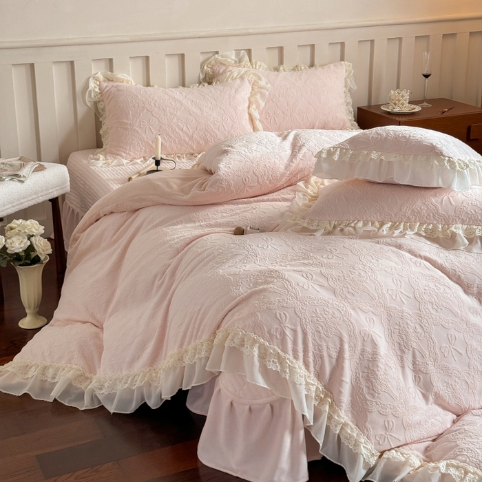 91家纺网 家纺一手货源 找家纺 满座家居 2025新款爆款全消光牛奶绒雕花四件套蕾丝花边仙女款床盖四件套-云芙云芙-楼花粉