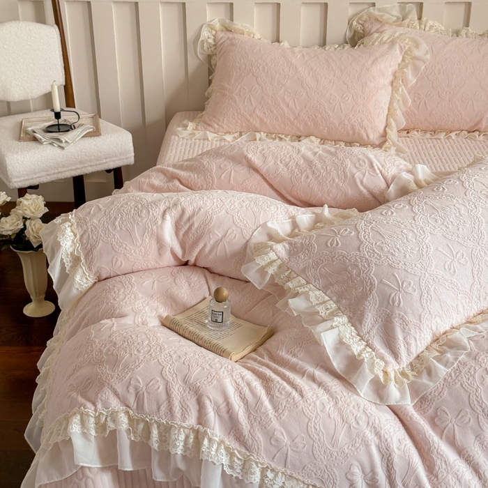 91家纺网 家纺一手货源 找家纺 满座家居 2025新款爆款全消光牛奶绒雕花四件套蕾丝花边仙女款床盖四件套-云芙云芙-楼花粉