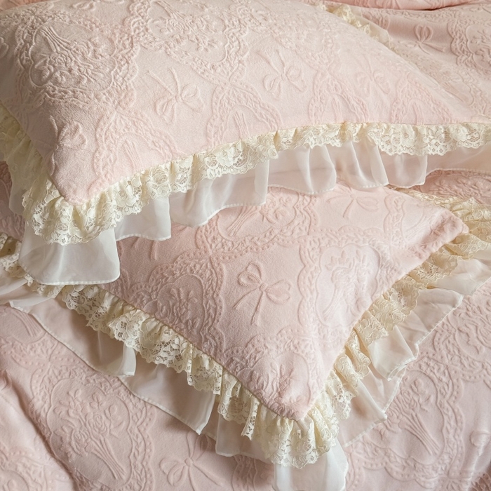 91家纺网 家纺一手货源 找家纺 满座家居 2025新款爆款全消光牛奶绒雕花四件套蕾丝花边仙女款床盖四件套-云芙云芙-楼花粉