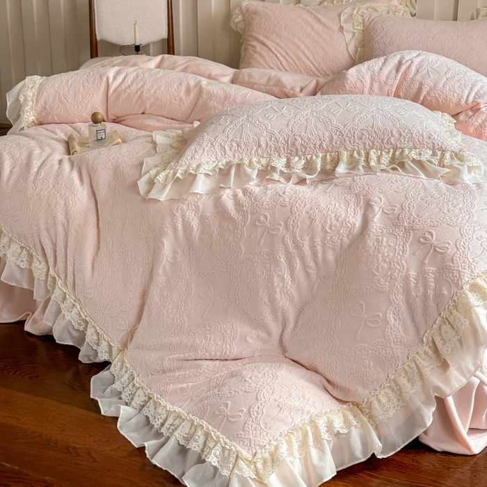 91家纺网 家纺一手货源 找家纺 满座家居 2025新款爆款全消光牛奶绒雕花四件套蕾丝花边仙女款床盖四件套-云芙云芙-楼花粉
