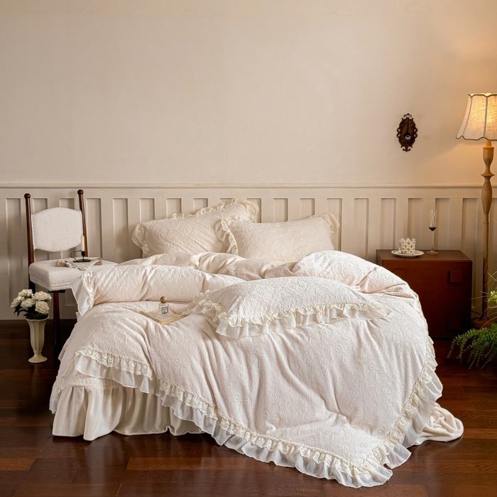 91家纺网 家纺一手货源 找家纺 满座家居 2025新款爆款全消光牛奶绒雕花四件套蕾丝花边仙女款床盖四件套-云芙 云芙-奶酪白