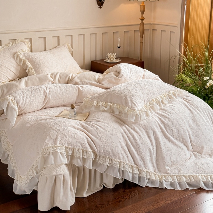 91家纺网 家纺一手货源 找家纺 满座家居 2025新款爆款全消光牛奶绒雕花四件套蕾丝花边仙女款床盖四件套-云芙 云芙-奶酪白