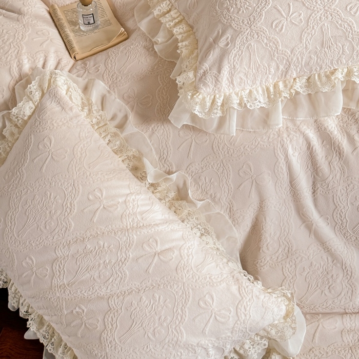 91家纺网 家纺一手货源 找家纺 满座家居 2025新款爆款全消光牛奶绒雕花四件套蕾丝花边仙女款床盖四件套-云芙 云芙-奶酪白