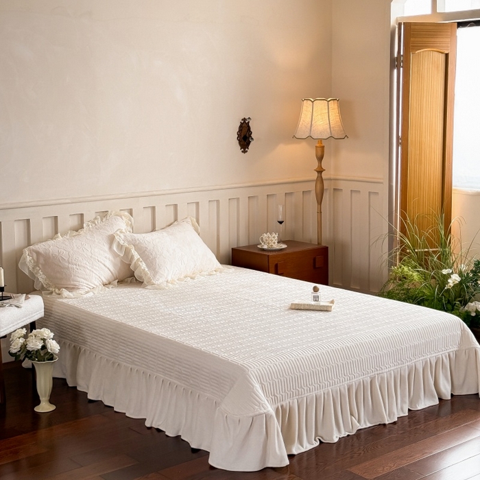 91家纺网 家纺一手货源 找家纺 满座家居 2025新款爆款全消光牛奶绒雕花四件套蕾丝花边仙女款床盖四件套-云芙 云芙-奶酪白