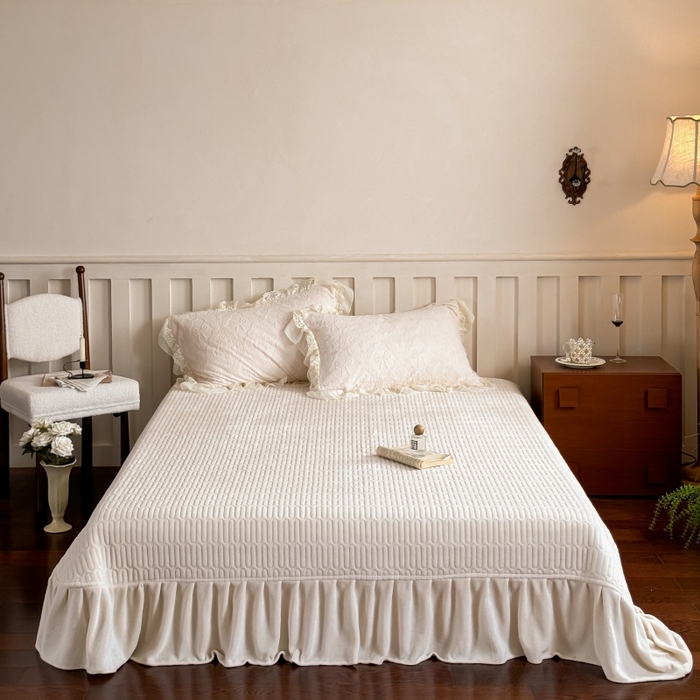 91家纺网 家纺一手货源 找家纺 满座家居 2025新款爆款全消光牛奶绒雕花四件套蕾丝花边仙女款床盖四件套-云芙 云芙-奶酪白