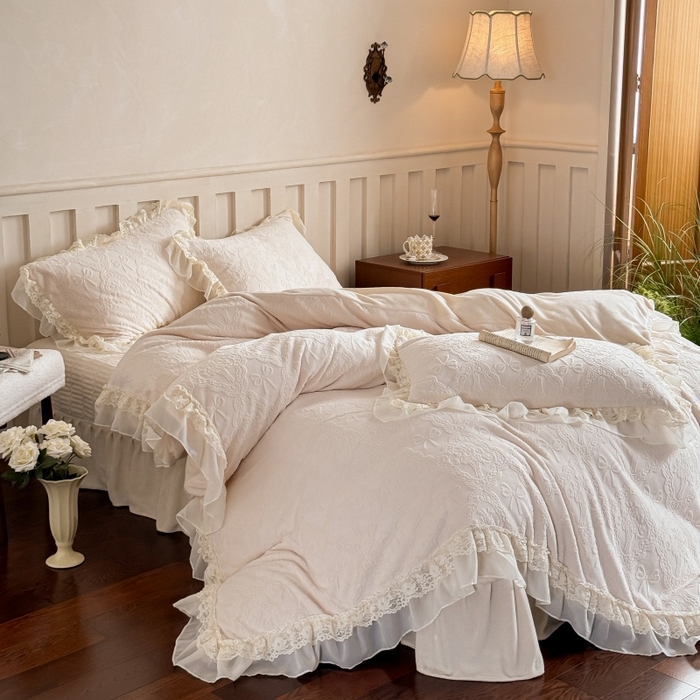 91家纺网 家纺一手货源 找家纺 满座家居 2025新款爆款全消光牛奶绒雕花四件套蕾丝花边仙女款床盖四件套-云芙 云芙-奶酪白