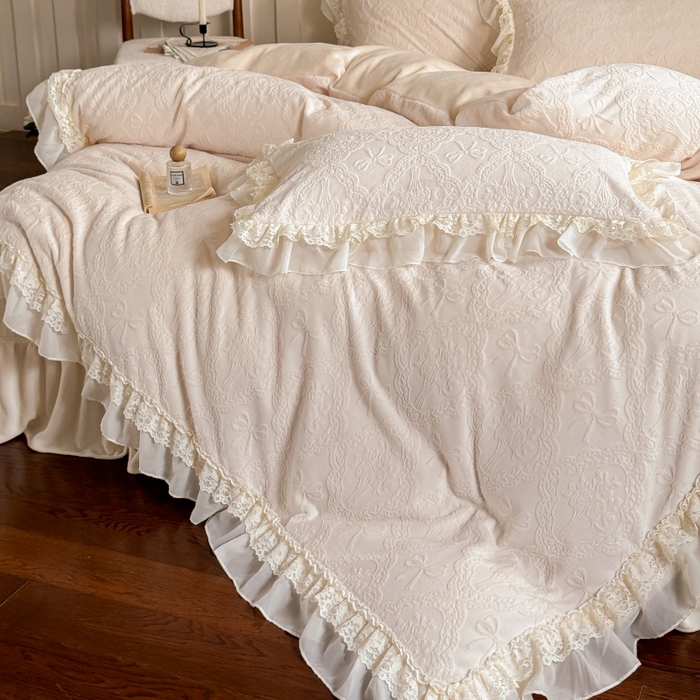 91家纺网 家纺一手货源 找家纺 满座家居 2025新款爆款全消光牛奶绒雕花四件套蕾丝花边仙女款床盖四件套-云芙 云芙-奶酪白