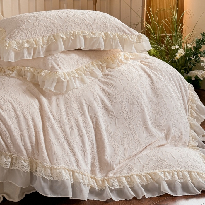 91家纺网 家纺一手货源 找家纺 满座家居 2025新款爆款全消光牛奶绒雕花四件套蕾丝花边仙女款床盖四件套-云芙 云芙-奶酪白