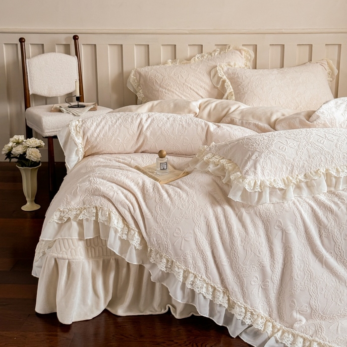 满座家居 2025新款爆款全消光牛奶绒雕花四件套蕾丝花边仙女款床盖四件套-云芙 云芙-奶酪白