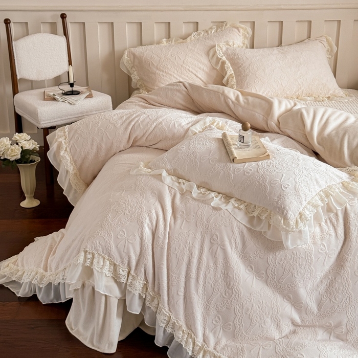 91家纺网 家纺一手货源 找家纺 满座家居 2025新款爆款全消光牛奶绒雕花四件套蕾丝花边仙女款床盖四件套-云芙 云芙-奶酪白