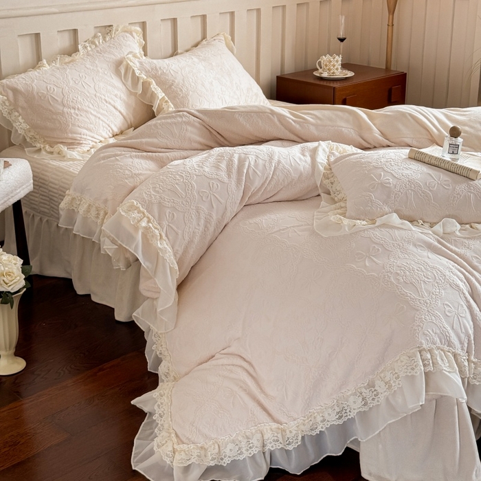 91家纺网 家纺一手货源 找家纺 满座家居 2025新款爆款全消光牛奶绒雕花四件套蕾丝花边仙女款床盖四件套-云芙 云芙-奶酪白