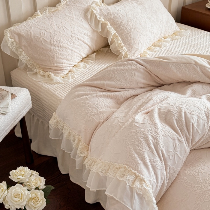 91家纺网 家纺一手货源 找家纺 满座家居 2025新款爆款全消光牛奶绒雕花四件套蕾丝花边仙女款床盖四件套-云芙 云芙-奶酪白