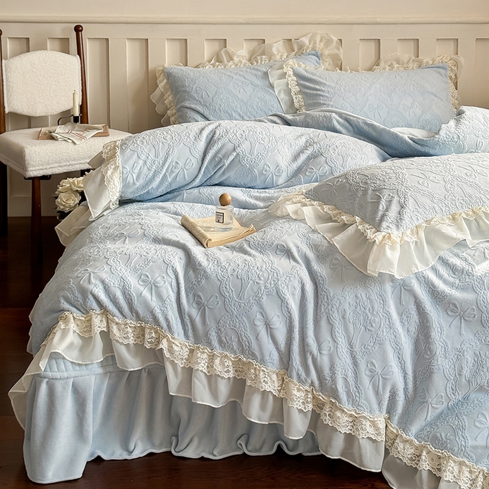 91家纺网 家纺一手货源 找家纺 满座家居 2025新款爆款全消光牛奶绒雕花四件套蕾丝花边仙女款床盖四件套-云芙 云芙-皓月蓝