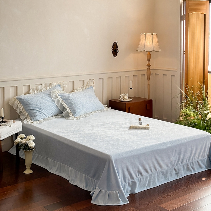 91家纺网 家纺一手货源 找家纺 满座家居 2025新款爆款全消光牛奶绒雕花四件套蕾丝花边仙女款床盖四件套-云芙 云芙-皓月蓝