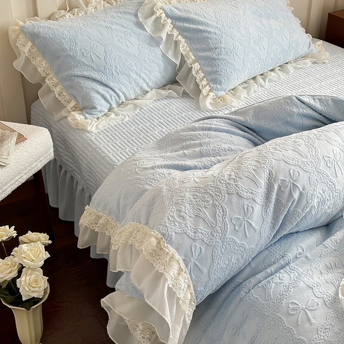 91家纺网 家纺一手货源 找家纺 满座家居 2025新款爆款全消光牛奶绒雕花四件套蕾丝花边仙女款床盖四件套-云芙 云芙-皓月蓝