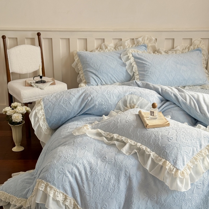 91家纺网 家纺一手货源 找家纺 满座家居 2025新款爆款全消光牛奶绒雕花四件套蕾丝花边仙女款床盖四件套-云芙 云芙-皓月蓝