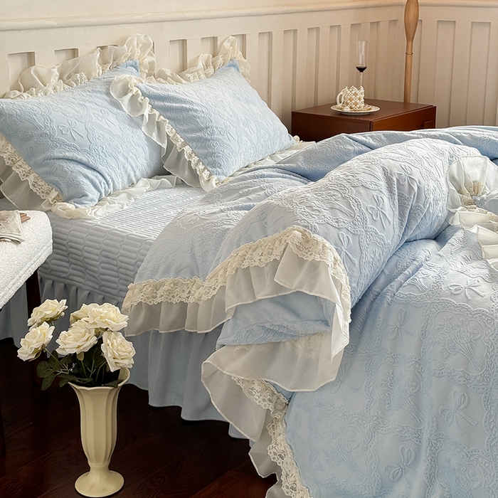 91家纺网 家纺一手货源 找家纺 满座家居 2025新款爆款全消光牛奶绒雕花四件套蕾丝花边仙女款床盖四件套-云芙 云芙-皓月蓝