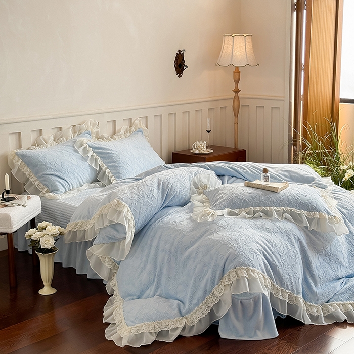 91家纺网 家纺一手货源 找家纺 满座家居 2025新款爆款全消光牛奶绒雕花四件套蕾丝花边仙女款床盖四件套-云芙 云芙-皓月蓝