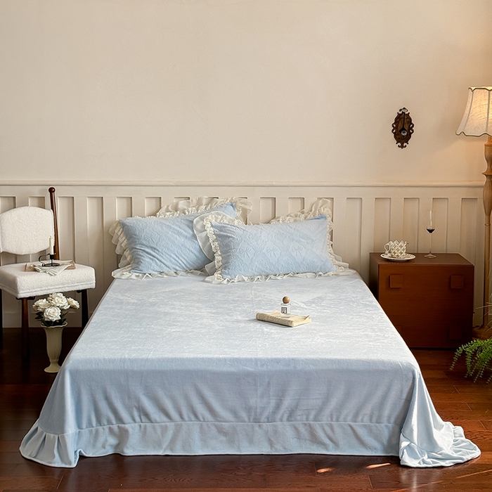 91家纺网 家纺一手货源 找家纺 满座家居 2025新款爆款全消光牛奶绒雕花四件套蕾丝花边仙女款床盖四件套-云芙 云芙-皓月蓝