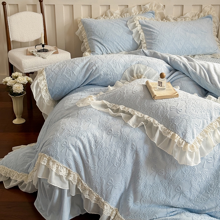 91家纺网 家纺一手货源 找家纺 满座家居 2025新款爆款全消光牛奶绒雕花四件套蕾丝花边仙女款床盖四件套-云芙 云芙-皓月蓝